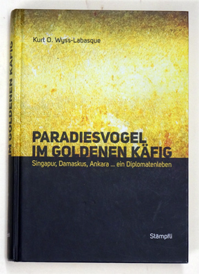 Paradiesvogel im Goldenen Käfig.