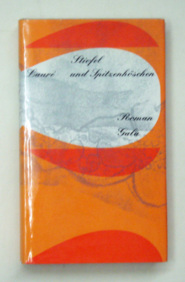Stiefel und Spitzenhöschen