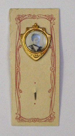 Anstecknadel (eingeklebtes Bild  (ø  12mm) von R. L. in Jugendstilwappenschild)