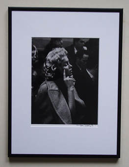 Marilyn Monroe aufmerksam zuhörend