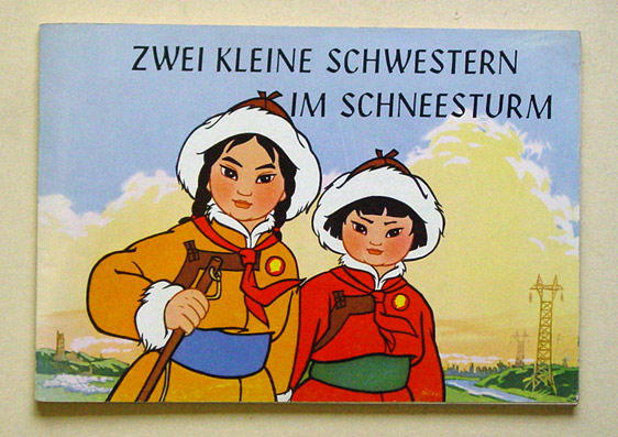 Zwei kleine Schwestern im Schneesturm