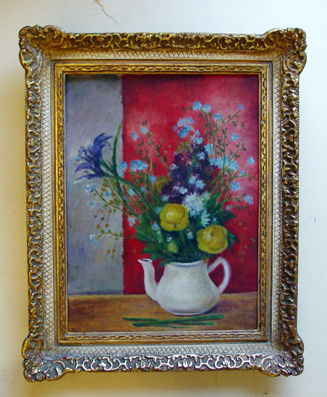 Blumen vor rotem Grund