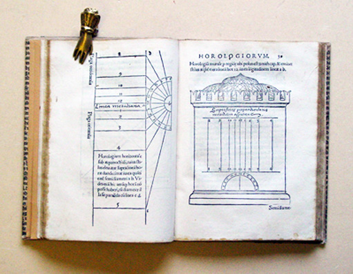 Compositio horologiorum, in plano, muro, truncis, anulo, con concavo, cylindro & variis quadrantibus, cum signorumzodiaci & diversarum horarum inscriptionibus.