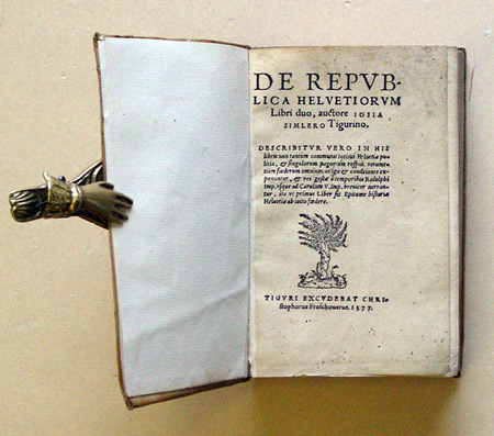 De Republica Helvetiorum libri duo describitur vero in his libris non tantum communis totius Helvetiae politia, & singulorum pagorum respub. verumetiam foederum omnium origo & conditiones exponuntur, & res gestae à temporibus Rodolphi Imp. usque ad Carolu