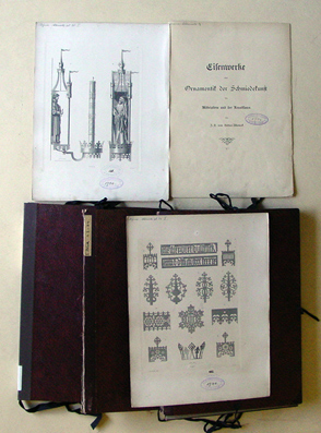 Eisenwerke oder Ornamentik der Schmiedekunst des Mittelalters und der Renaissance. (Rückenbeschriftung franz.: Serrurerie du moyen age.)