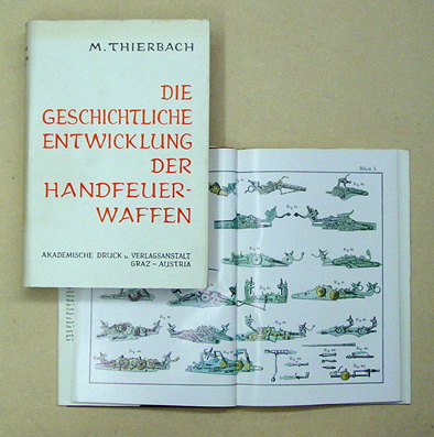 Die geschichtliche Entwicklung der Handfeuerwaffen, bearbeitet nach den in den deutschen Sammlungen noch vorhandenen Originalen/ Nachträge zur geschichtlichen Entwicklung der Handfeuerwaffen. (2 Bände)