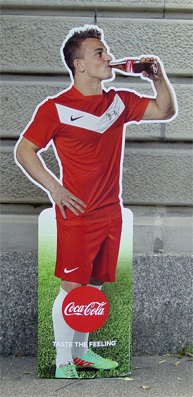 EM 2016 - Xherdan Shaqiri trinkt ein ungesundes Softgetränk.