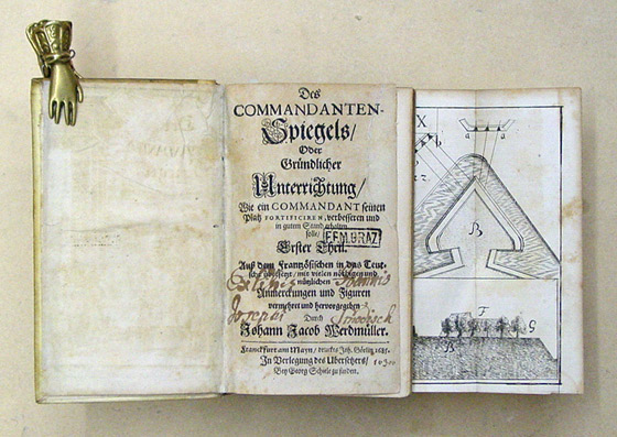 Des Commandanten-Spiegels, oder gründlicher Unterrichtung, wie ein Commandant seinen Platz fortificiren, verbessern und in gutem Stand erhalten solle. Aus dem Französischen in das Teutsche übersetztdemübersetzt.vermehret und hervorgegeben durch Johann Jac