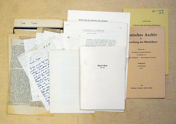 [Konvolut von vier Autographen und diversen Texten grauer Literatur von/zu Marcel Beck]