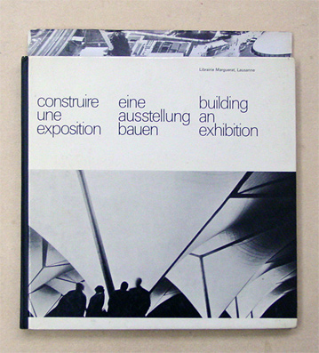 Eine Ausstellung bauen. Construire und exposition. Building an Exhibition