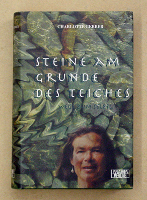 Steine am Grunde des Teiches