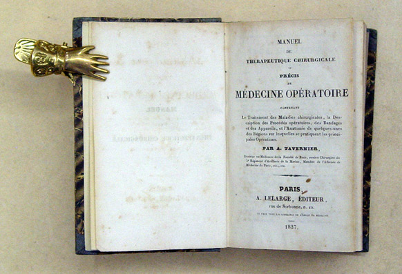 Manuel de thérapeutique chirurgicale ou précis de médecine operatoire contenant Le Traitement des Maladies chirurgicales, la Description des Procédés opératoires, des Bandages et des Appareils [...]