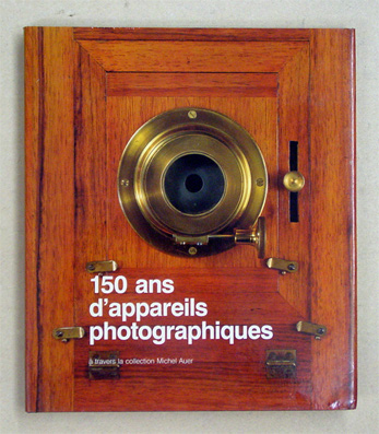 150 ans d appareils photographiquesä travers la collection Michel Auer. 150 years of cameras through the Michel Auer collection.