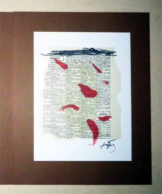 Rouge sur papier journal.