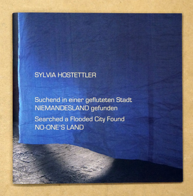 Suchend in einer gefluteten Stadt Niemandesland gefunden. Eine spartenübergreifende Installation in der Kunsthalle Arbon, Schweiz