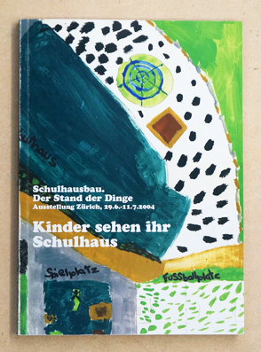 Kinder sehen ihr Schulhaus