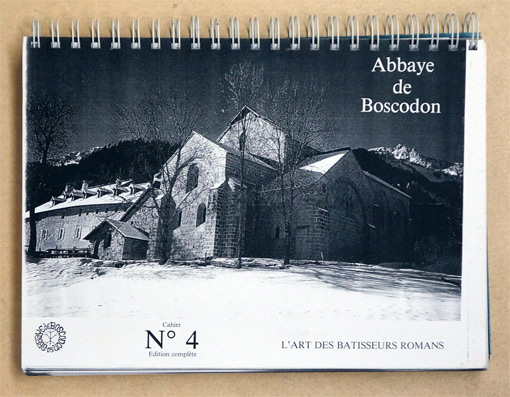 'Art des batisseurs romans. (La Géométrie et les Maitres de l'Oevre. La Construction: les métiers et les outils. Etude effectuée d'apres les mesures et les trocés des Abbayes de Boscodon et Sénanque.) Cahier de Boscodon N°4