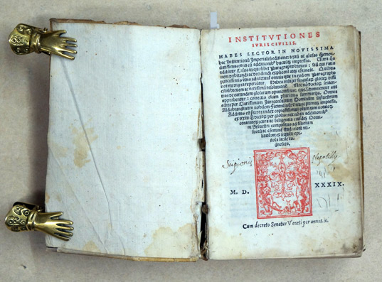 Institutiones juris Civilis - Institvtiones Ivris Civilis: Habes Lector In Novissima hac Institutionu[m] Imperialu[m] editione: textu[m] ac glosas [...] nunc primus impressa. Additus est [...] Index copiosissimus [...] 