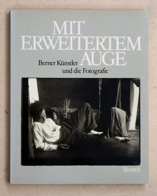 Mit erweitertem Auge