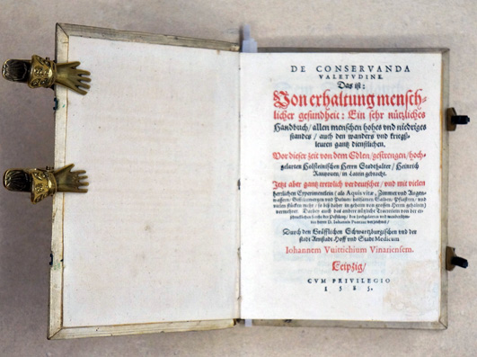 E CONSERVANDA || VALETVDINE.|| Das ist:| Von erhaltung mensch||licher gesundheit: Ein sehr nuetzliches Handbuch/ allen menschen hohes vnd niedriges standes ... Vor dieser zeit von dem ... Holsteinischen Herrn Stadthalter Heinrich Rantzouen in Latein gebra