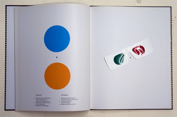 see saw. Dieses Buch ist eine Schaukel. This Book is a Seesaw.